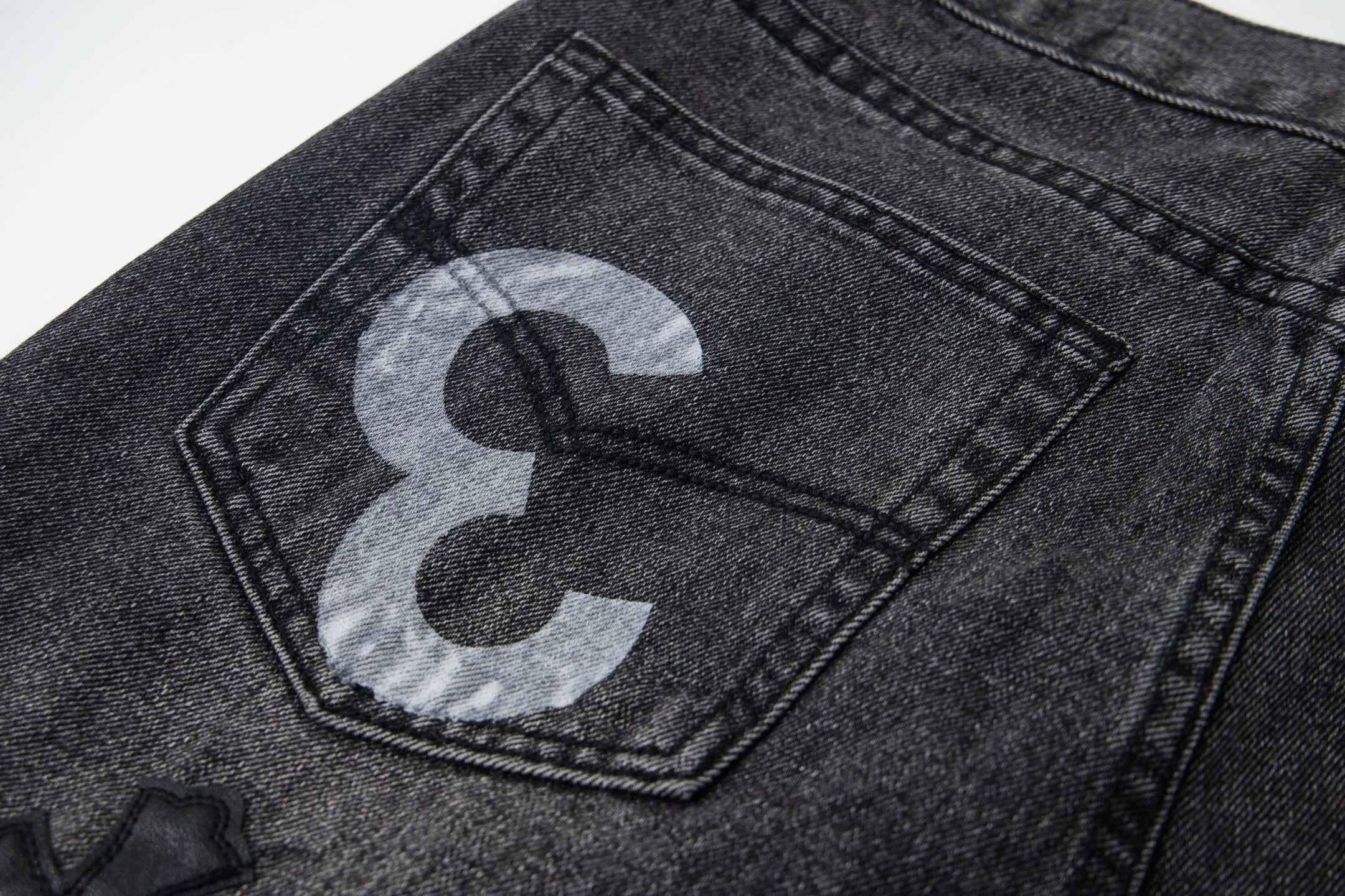 P270 top version) Chrome Hearts Chrome Hearts Jeans Purple Matty Boy Sex Records Rivet Style Work Jeans CH Jeans need to be washed and disassembled and then hand-stitched with sheepskin cross leather and then spliced ​​together. The whole piece has too much craftsmanship to explain. The cabinet price is 32W+ level, patchwork cross flower embellishment, high-waisted washed jeans! ! Absolutely high-end luxury products, 8W+ level god-level items, super popular products, made with top heavy industry, a magic weapon that cannot be missed. About Kroxin This is an extremely luxurious fashion brand, which can also be called the nobles of the high street. It has always been an exclusive brand for some hipsters or rich second generation. Compared with ordinary high streets, it is more luxurious and noble. Compared with luxury brands, it has a more fashionable personality and has always been a brand that I have a special liking for. Size: 28-30-32-34-36 (corresponds to S-M-L-XL-XXL)